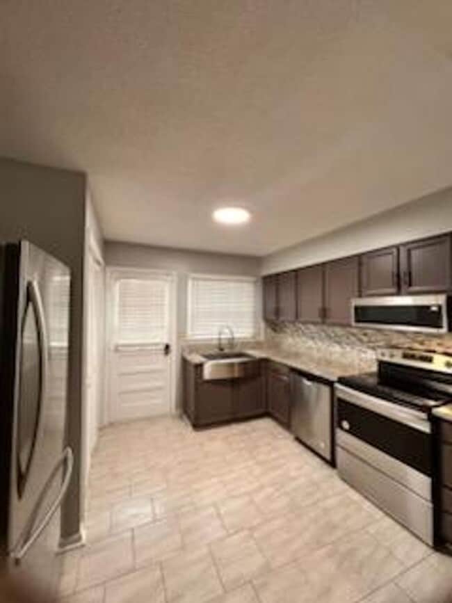 Building Photo - Stunning 3 bedroom/2 bathroom home with AMAZING lake view!