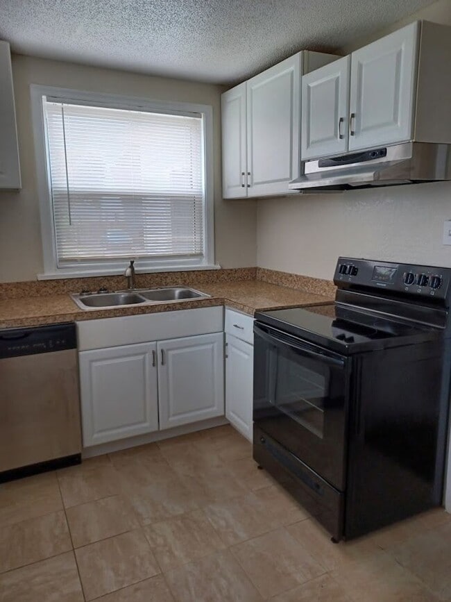 Building Photo - 4 BR single family home