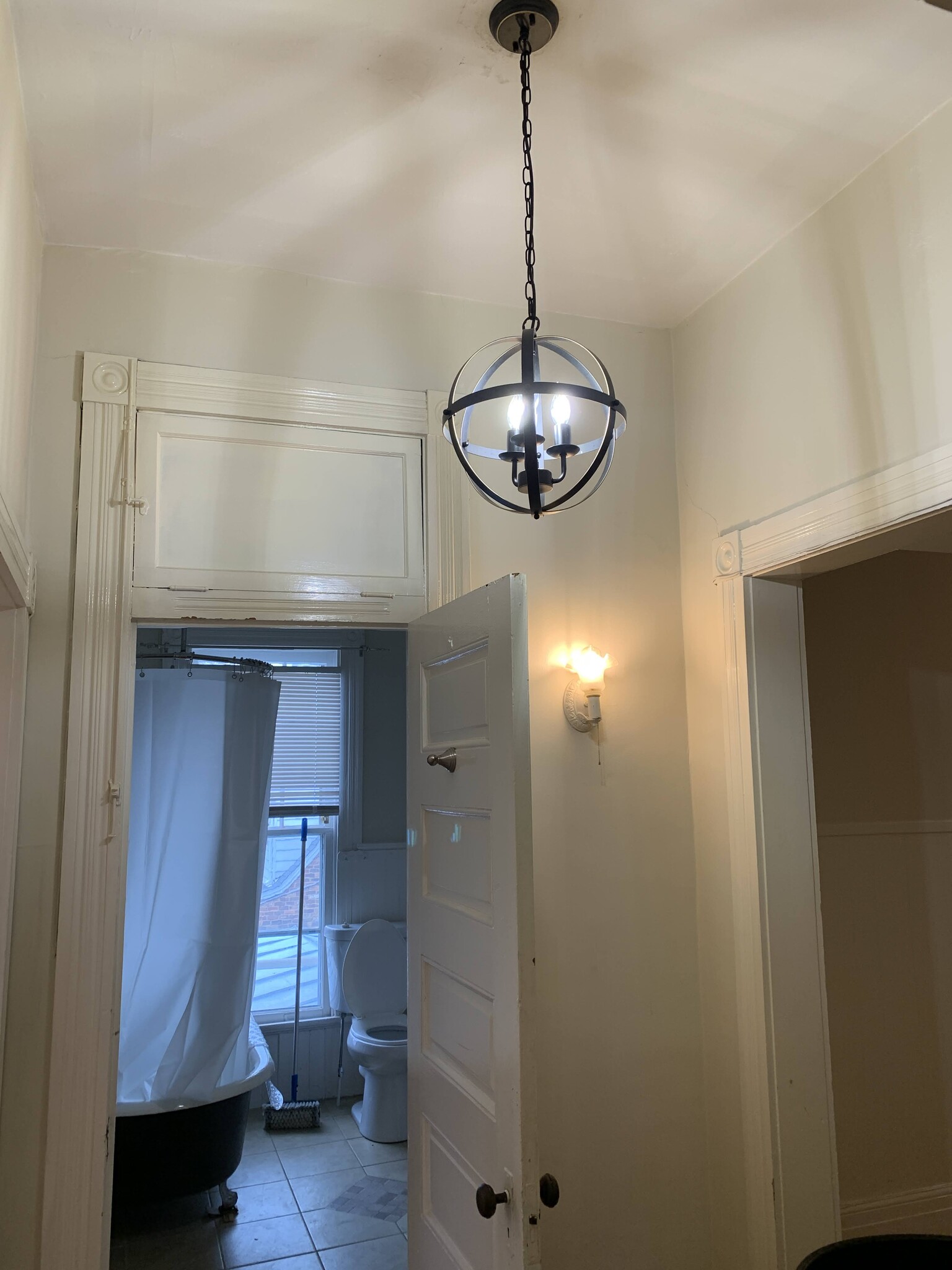 Apartment Foyer - 2110 Rivermont Ave