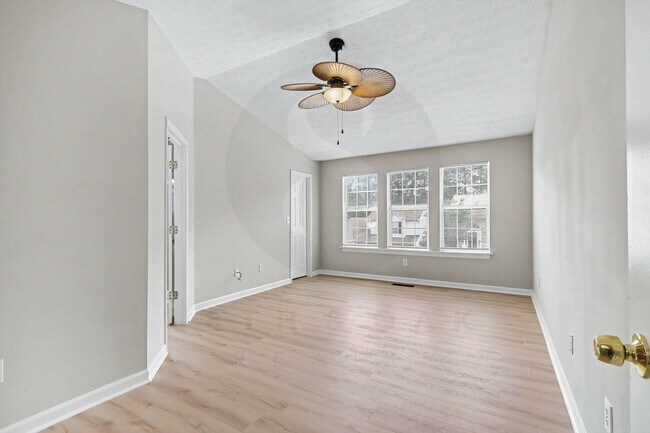 Building Photo - 4BR/2.5BA Home Conveniently Located Off Jimmy Carter Blvd!