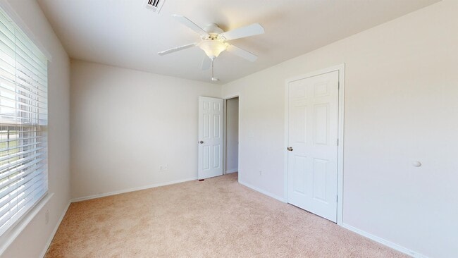 Building Photo - 691 N Meadowlands Dr