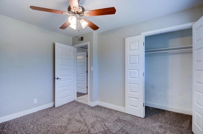 Building Photo - 1424 W 6th Pl