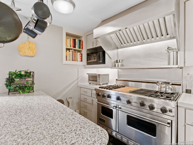 Building Photo - 211 N Presa St