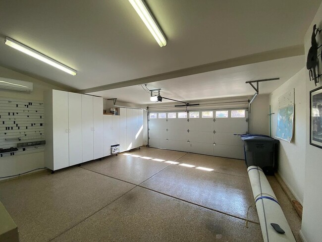 Building Photo - Pet Friendly 2 Bedroom Home in Desirable 5...