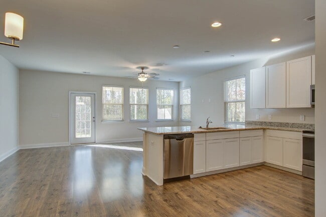 Building Photo - 7821 Montview Rd