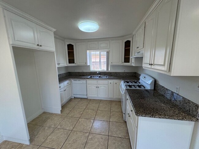 Building Photo - 253 E Plymouth St