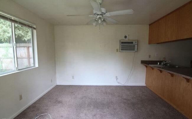 Building Photo - 1221