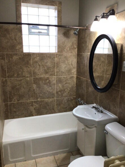 Building Photo - 4118 N Western Ave