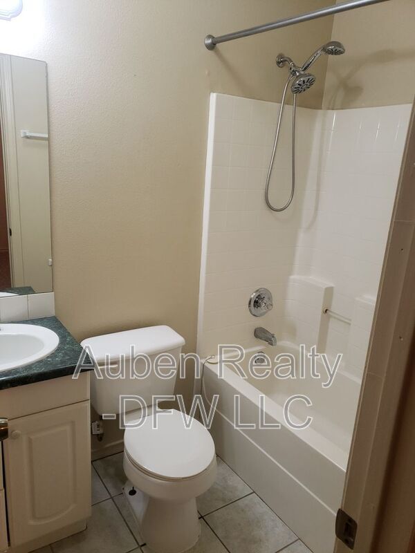 Building Photo - 114 Honey Bee Dr