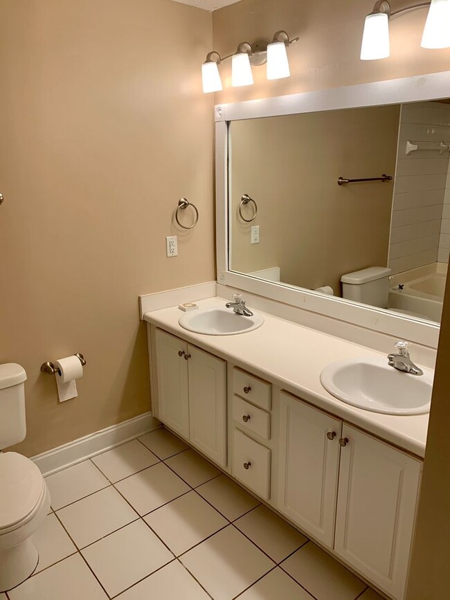 Building Photo - 76 Intown Pl