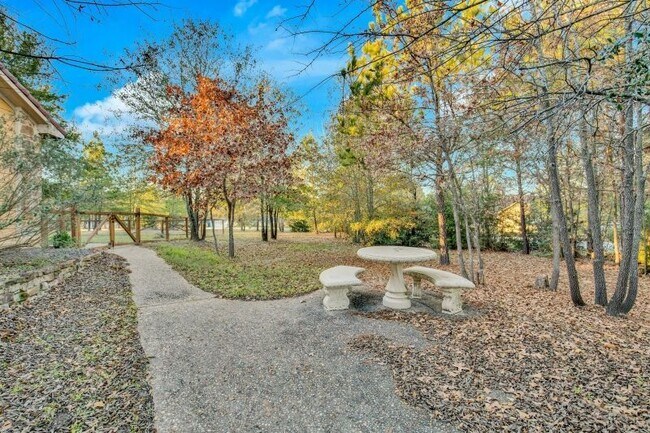 Building Photo - 118 N Buckhorn Dr