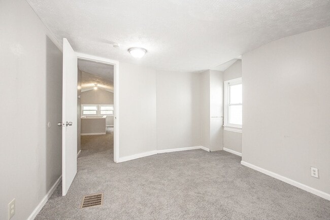 Building Photo - 5 BED 2 BATH BEAUTIFUL SINGLE FAMILY HOME ...