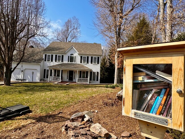 Building Photo - Huge Home at Dunlora, close to Shopping an...