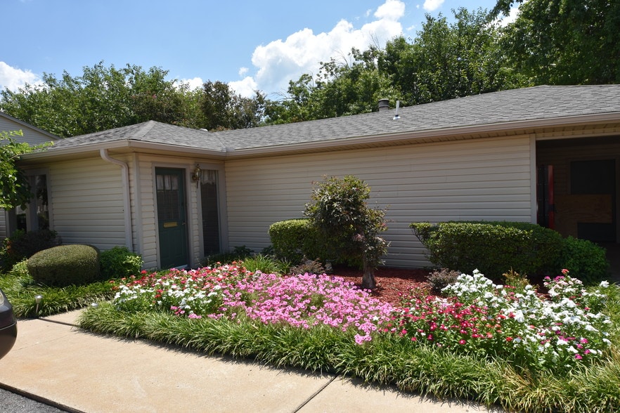 Building Photo - Glen Oaks Apartments