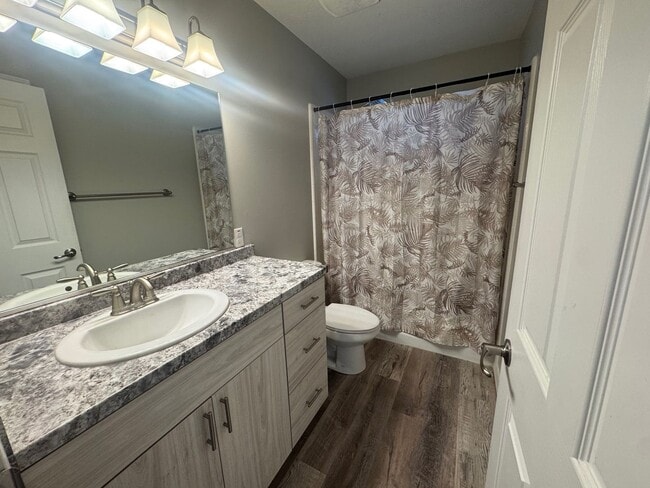 Building Photo - 2 Bedroom - 1 bath apartment
