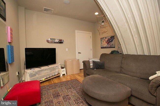 Building Photo - 2701 W Girard Ave