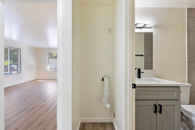 Building Photo - Renovated 2BR in Milwaukie