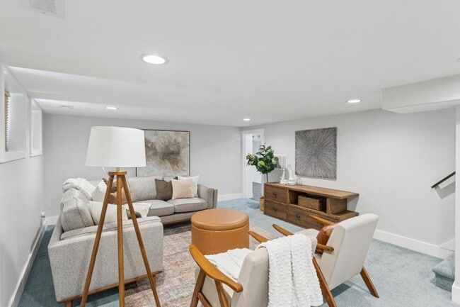 Building Photo - 1041 Yale Ave S