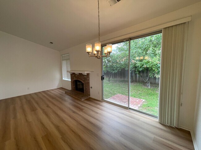 Building Photo - 3br/2ba Home on corner lot