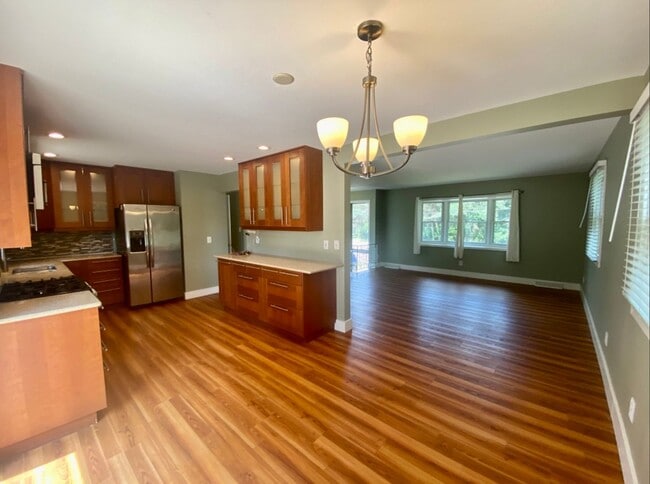 Building Photo - Stunning Bi-Level 3 Bedroom Home in Forest...