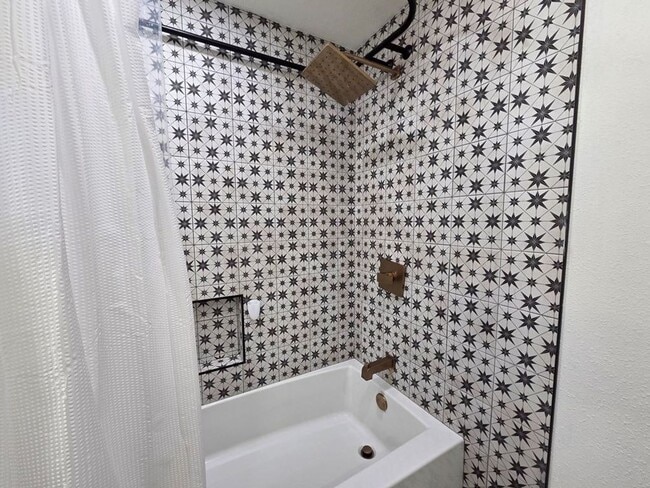 Building Photo - FOR LEASE!!!!!!!!