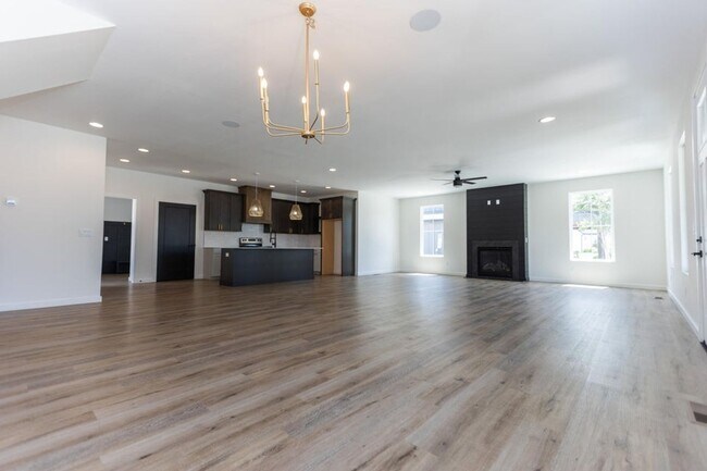 Building Photo - Executive Property located in Republic with a "furnished option" Don't miss this showstopper!!