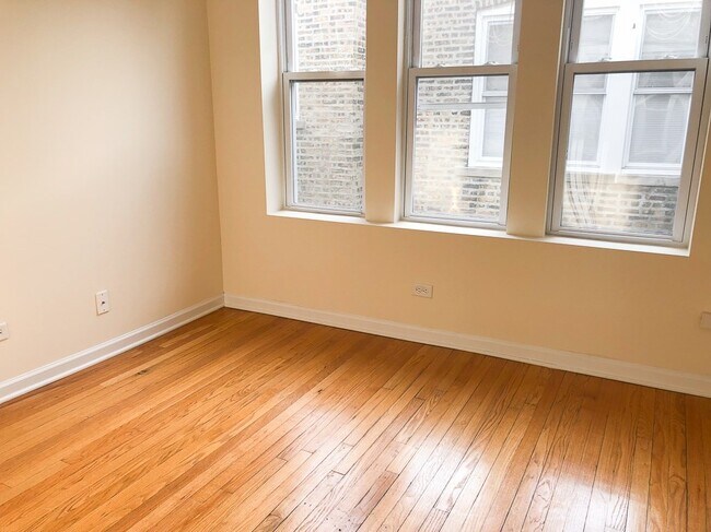 Building Photo - 4122 W Addison St