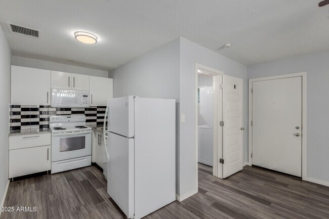 Primary Photo - 1222 W 4th St