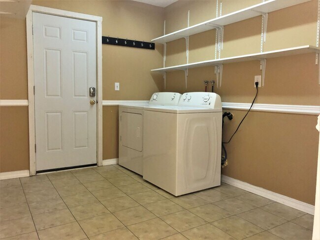 Building Photo - Fantastic Kirkland Home Available with Lar...