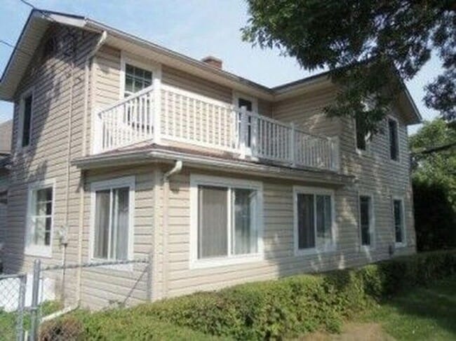 Building Photo - SPACIOUS 4 BEDROOM HOME READY TO WELCOME YOU