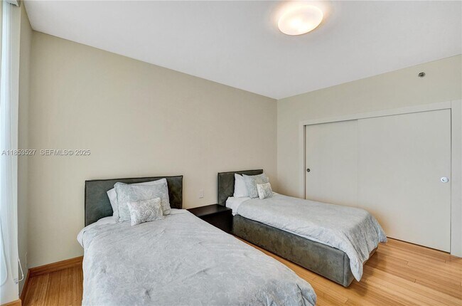 Building Photo - 20281 E Country Club Dr