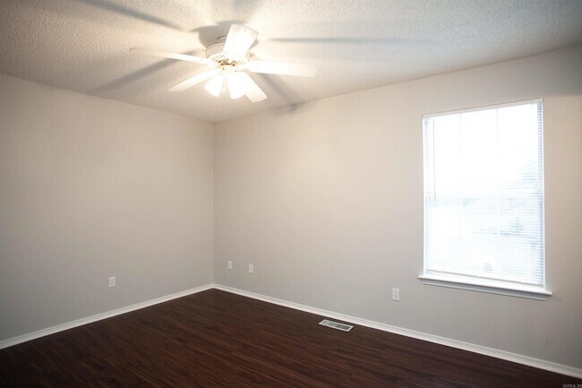 Building Photo - 2209 Lakeshore Dr