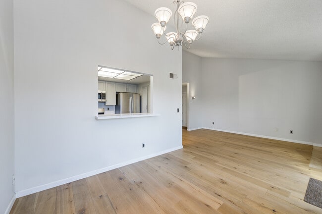 Building Photo - 6716 Clybourn Ave