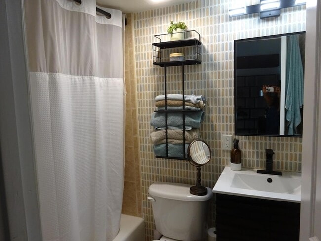 Building Photo - 2660 NE 8th Ave