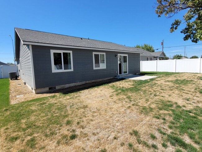 Building Photo - House with Garage