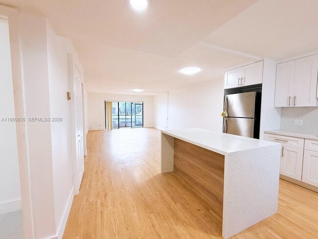 Building Photo - 440 Lakeview Dr