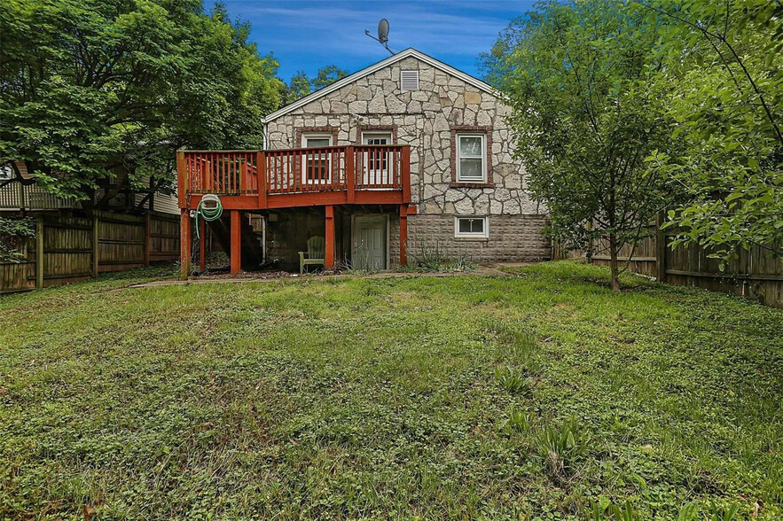 Backyard & Deck - 806 Elsworth Pl