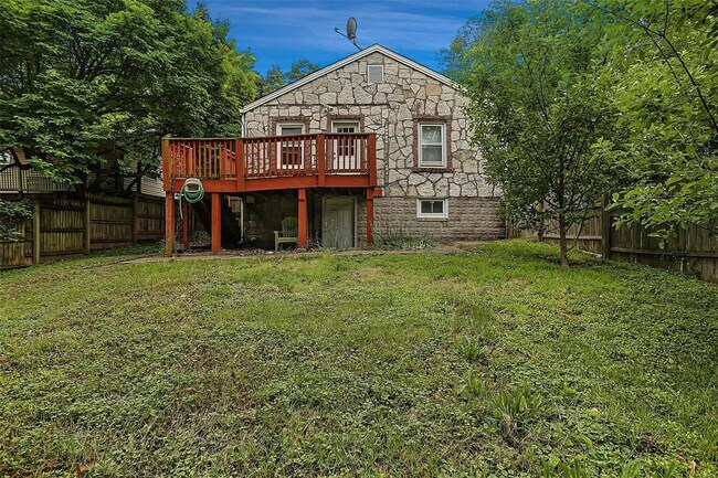 Backyard & Deck - 806 Elsworth Pl