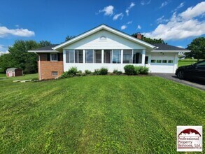 Building Photo - Charming Single-Family Home in a Prime Loc...
