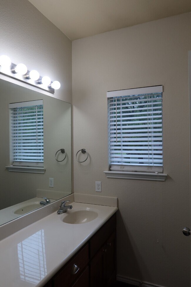 Building Photo - Now Pre-Leasing for Fall 2026–Spring 2027!