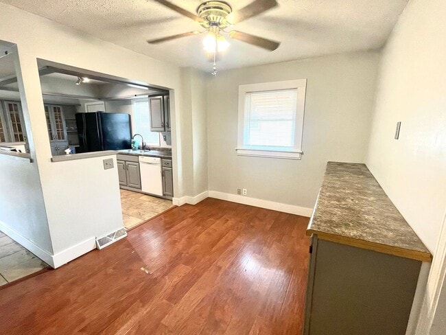 Building Photo - Spacious Ranch in Old Towne – Incredible V...