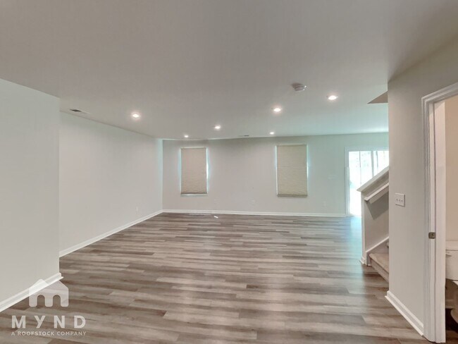 Building Photo - 725 Point Andrews Dr SW