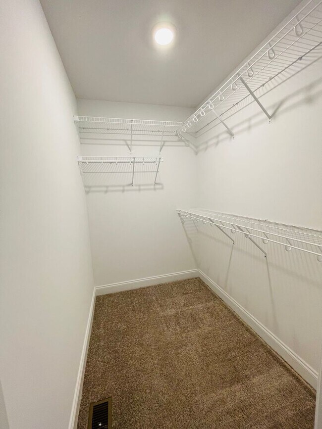 Building Photo - *LIKE NEW!* 3BR/2.5BA Townhouse in Crescen...