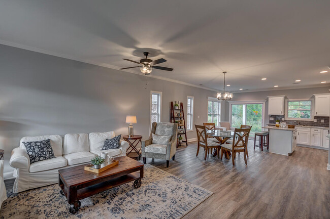 Building Photo - 124 White Pine Ct