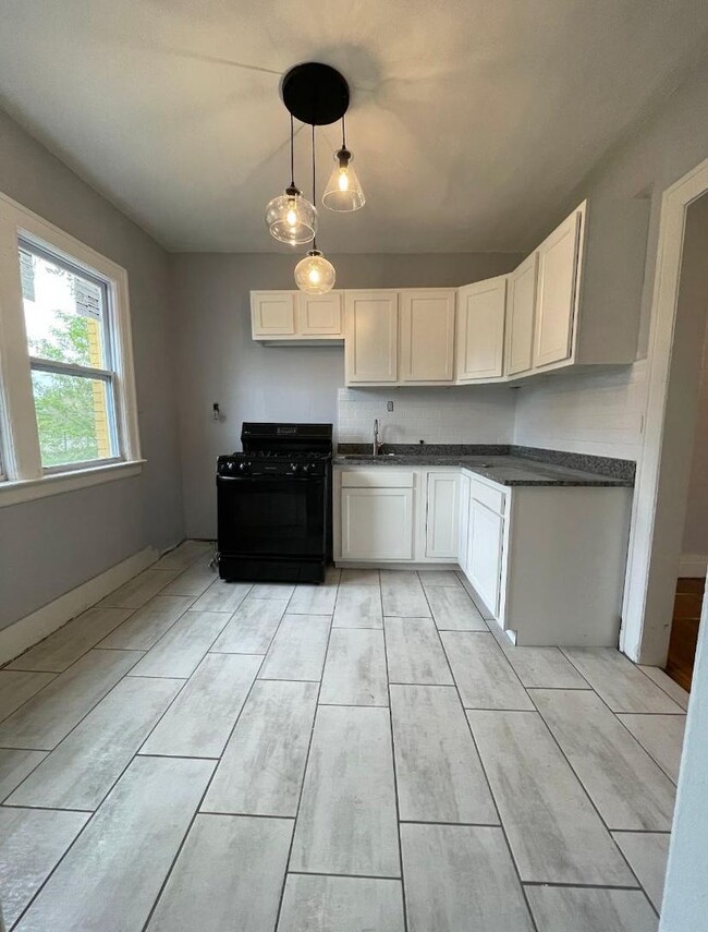 Primary Photo - 2135-7 Lakewood