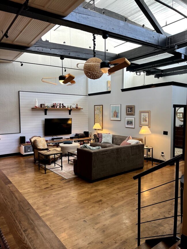 Building Photo - One-of-a-Kind 2BR Condo in Downtown Raleig...