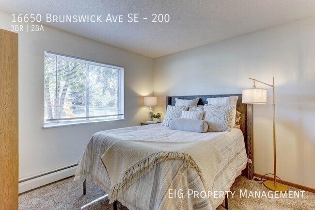 Building Photo - 16650 Brunswick Ave SE