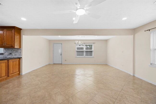 Building Photo - 10055 Westview Dr