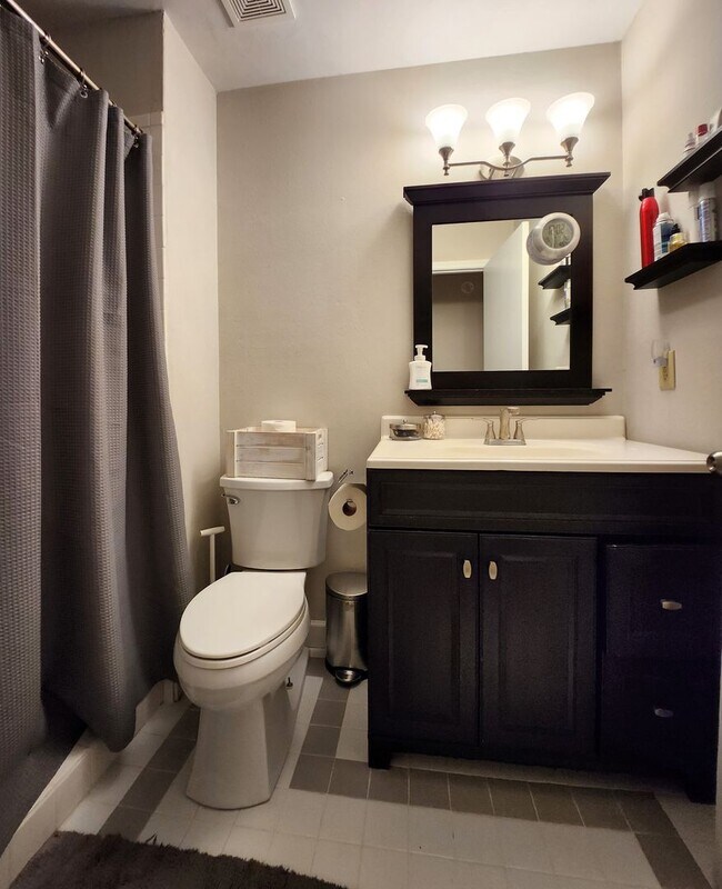Building Photo - Charming 3 bedroom house near buck lake fo...