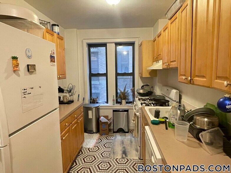 Building Photo - 452 Park Dr